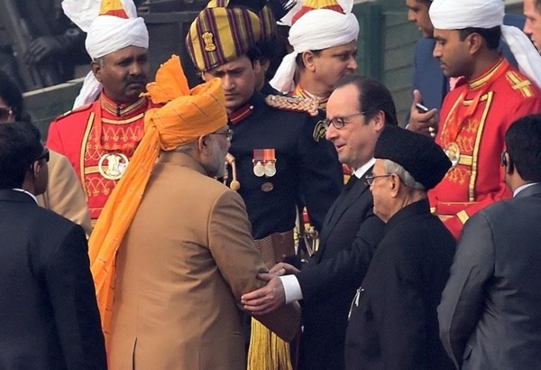 อินเดียโชว์ต่อตัวบนมอเตอร์ไซค์ฉลองวันชาติ