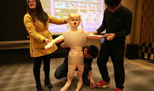 แจกตุ๊กตายางเป็นโบนัสพนักงานหนุ่ม