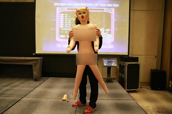 แจกตุ๊กตายางเป็นโบนัสพนักงานหนุ่ม