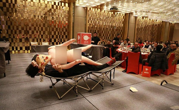 แจกตุ๊กตายางเป็นโบนัสพนักงานหนุ่ม