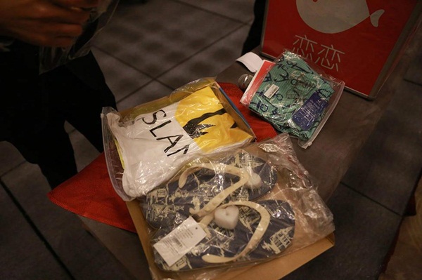 แจกตุ๊กตายางเป็นโบนัสพนักงานหนุ่ม