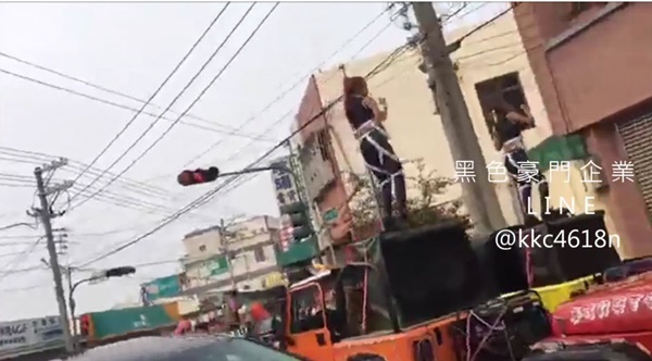 หนุ่มจัดงานศพพ่อ จ้างโคโยตี้ 50 คน เต้นรูดเสาแห่รอบเมือง