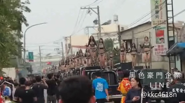 หนุ่มจัดงานศพพ่อ จ้างโคโยตี้ 50 คน เต้นรูดเสาแห่รอบเมือง