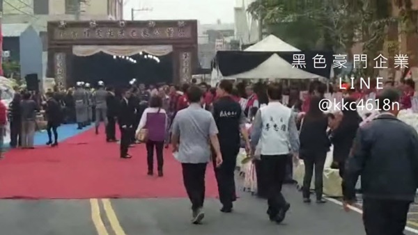 หนุ่มจัดงานศพพ่อ จ้างโคโยตี้ 50 คน เต้นรูดเสาแห่รอบเมือง