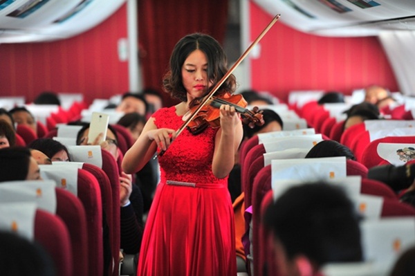 จัดคอนเสิร์ตบนเครื่องบินรับตรุษจีน 