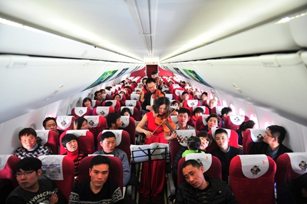 จัดคอนเสิร์ตบนเครื่องบินรับตรุษจีน 