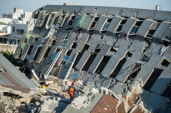 ตึกไต้หวันถล่มเละหลังแผ่นดินไหว