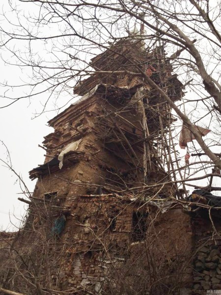 สร้างบ้านจากเศษไม้-ดิน 