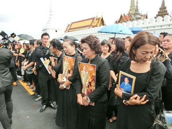 การแต่งกายถวายสักการะพระบรมศพ