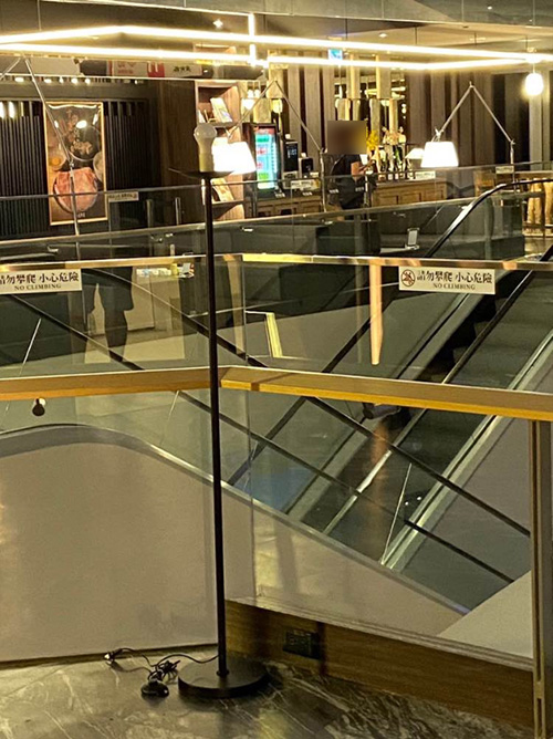 เด็กทำโคมไฟแตก