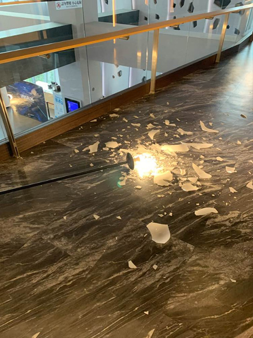 เด็กทำโคมไฟแตก