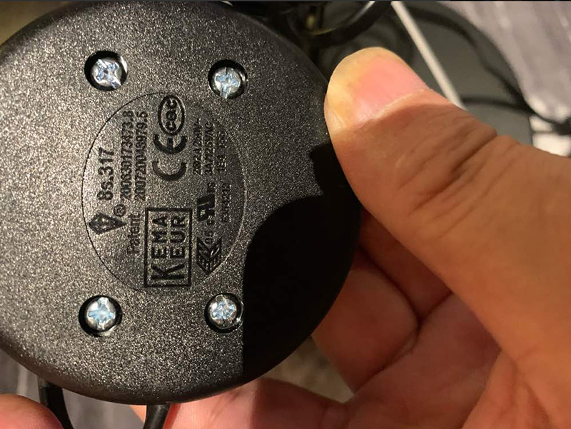 เด็กทำโคมไฟแตก