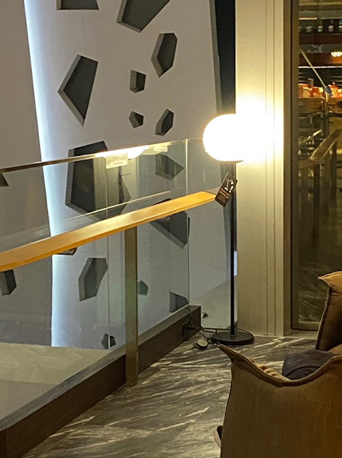 เด็กทำโคมไฟแตก