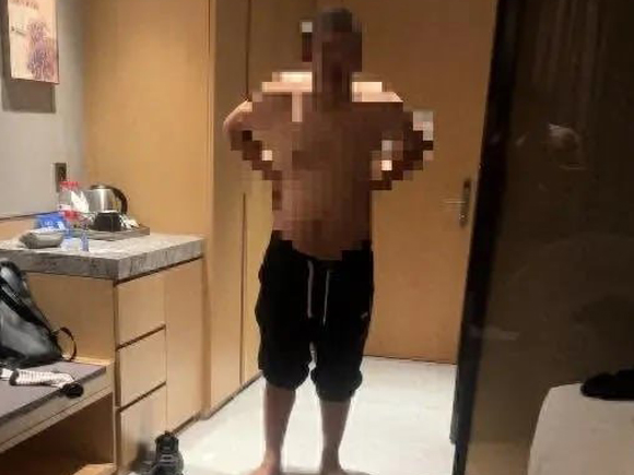 คู่รักเจอชายถอดเสื้อยืนปลายเตียง