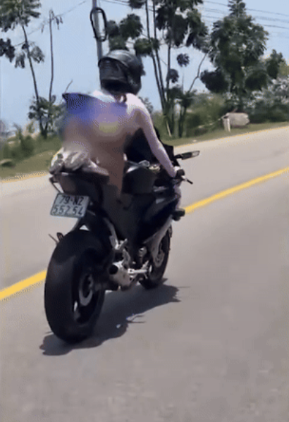 ขี่บิ๊กไบค์โชว์ท่ายาก