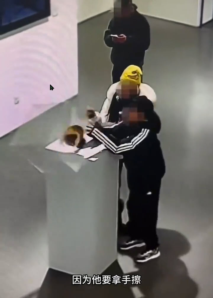 มงกุฎทองคำร่วงกระแทกพื้น