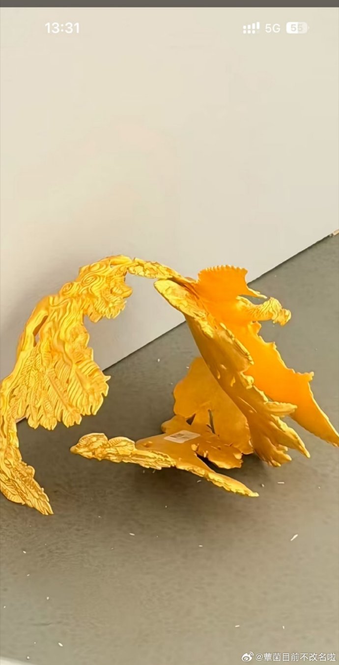 มงกุฎทองคำร่วงกระแทกพื้น