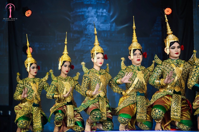 นางงามเขมรโชว์ฟ้อนรำพื้นเมือง แต่ชุดที่ใส่เหมือนก๊อปชุดโขนไทย