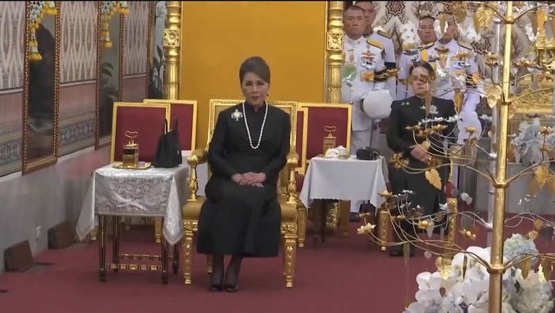 ในหลวง ทรงคมและทรงสวมกอด ทูลกระหม่อมหญิงอุบลรัตนราชกัญญา