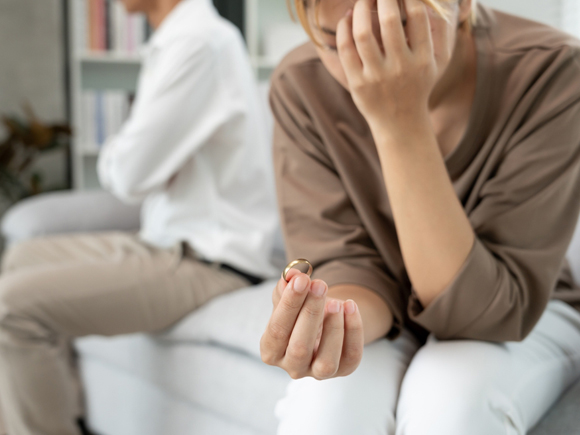 คู่รักต้องแยกทาง หลังรู้ความลับในทะเบียนบ้าน