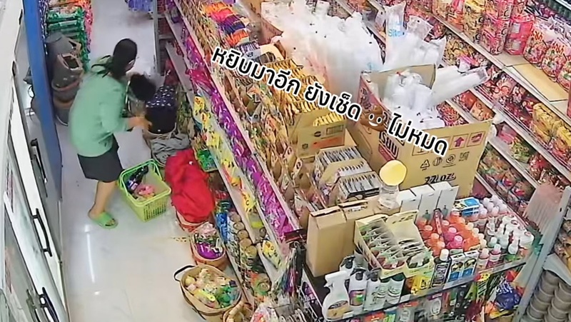 ถ่ายอุจจาระกลางมินิมาร์ท