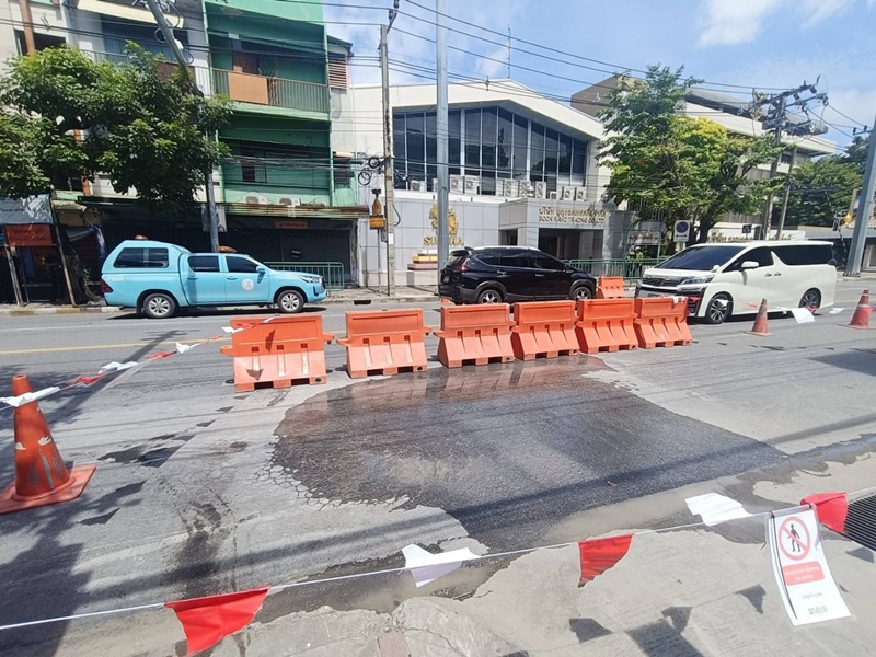 น้ำรั่วซึมขึ้นผิวจราจร ตรงข้ามบุญรอด