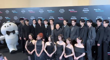 ศิลปินหญิงคุกเข่านั่งพื้น ศิลปินชายยืนกันนิ่ง