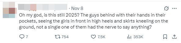 ศิลปินหญิงคุกเข่านั่งพื้น ศิลปินชายยืนกันนิ่ง