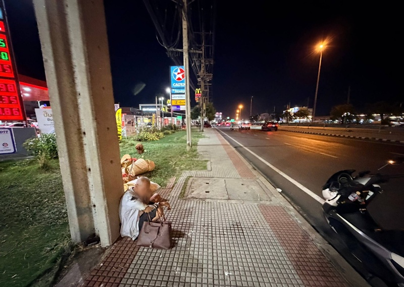 ลุงหาบตะกร้าสานขาย
