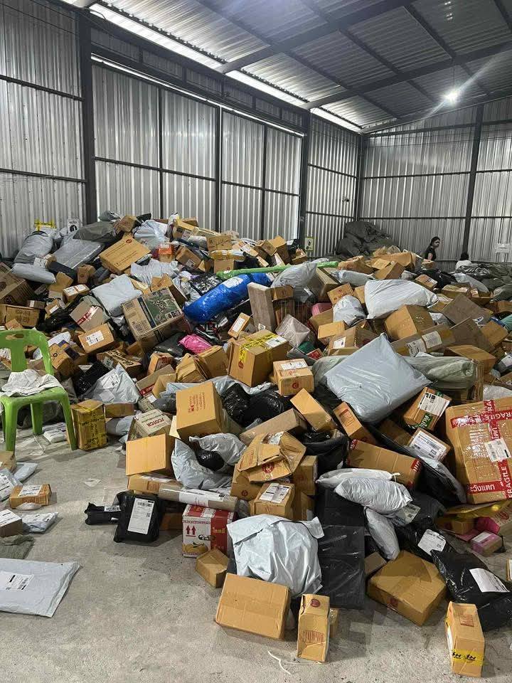 โกดังสินค้าขนส่งดัง