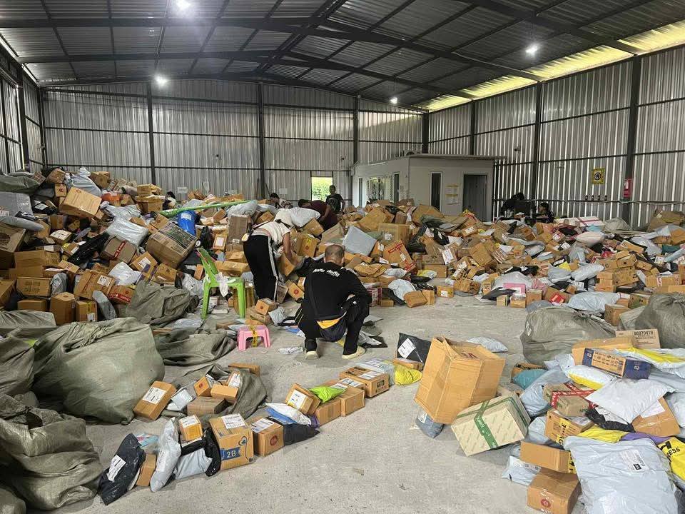 โกดังสินค้าขนส่งดัง