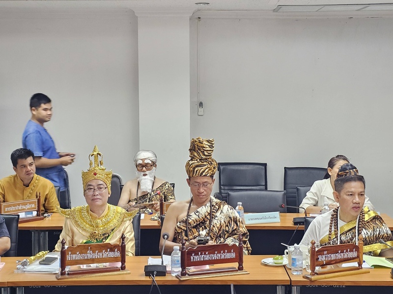 ผู้ว่าฯ ร้อยเอ็ดนำทีมข้าราชการแต่งธีมมหาเวสสันดรชาดก