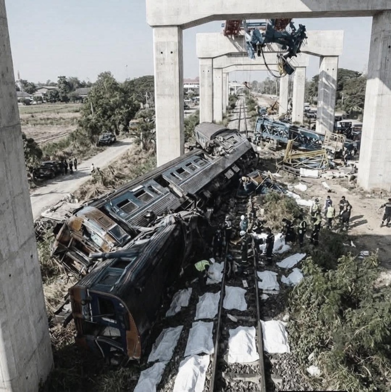 เครนถล่มทับรถไฟ