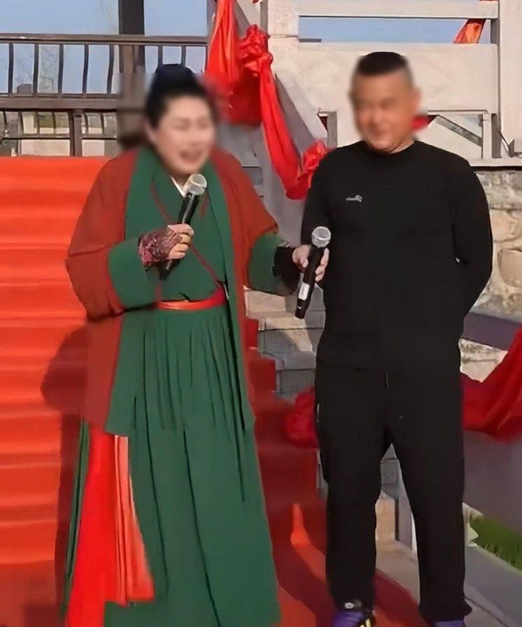 ชายจีนขึ้นเวทีหาคู่