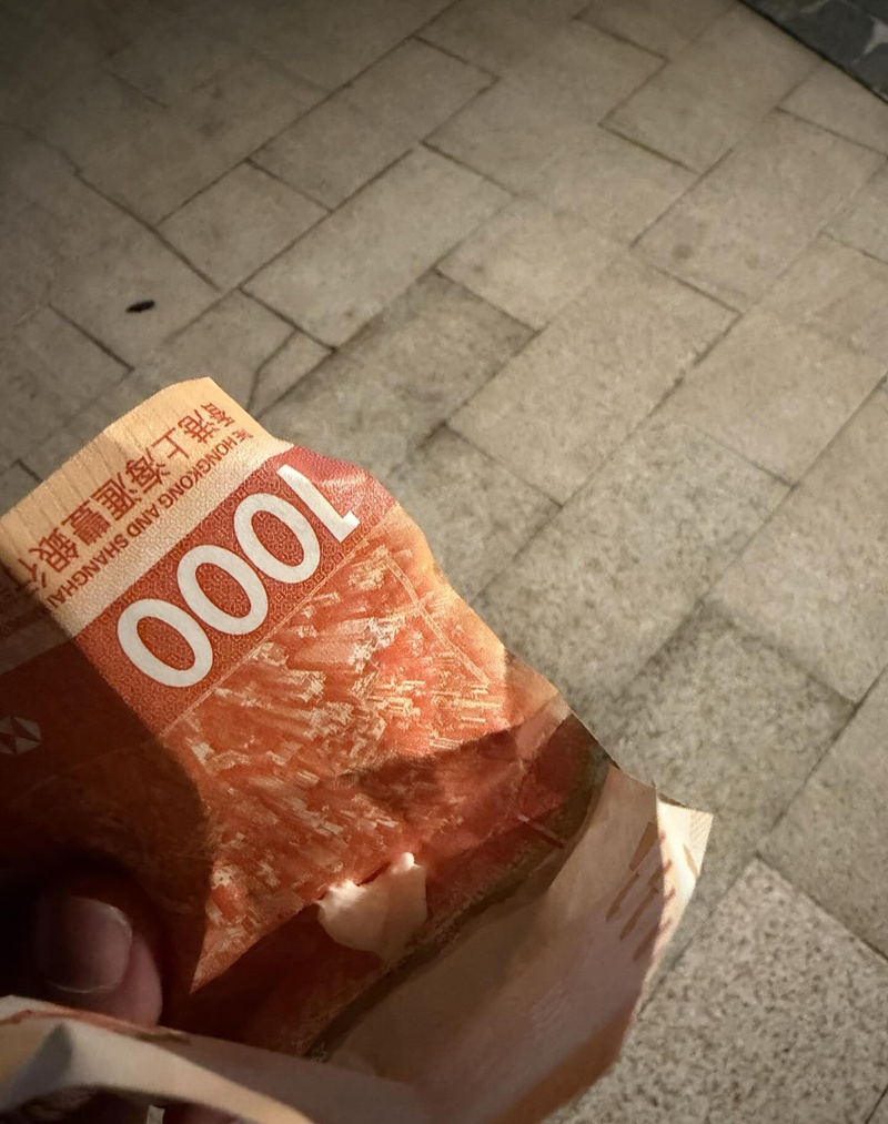 คนใช้เงินห่อหมากฝรั่งแทนทิชชู