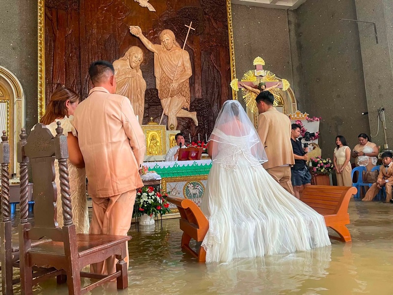 บ่าวสาวลุยน้ำแต่งงาน