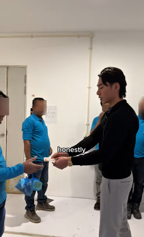 เศรษฐีแจกเงินคนงานก่อสร้าง