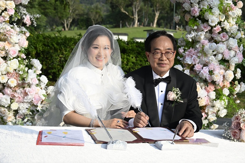 นักแสดงแต่งงานกับรุ่นพ่อ นักแสดงแต่งงานกับรุ่นพ่อ