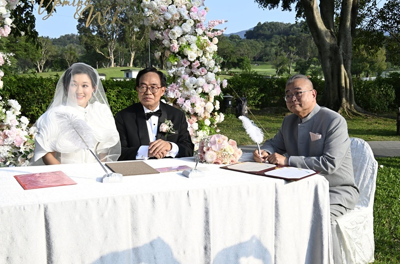 นักแสดงแต่งงานกับรุ่นพ่อ นักแสดงแต่งงานกับรุ่นพ่อ