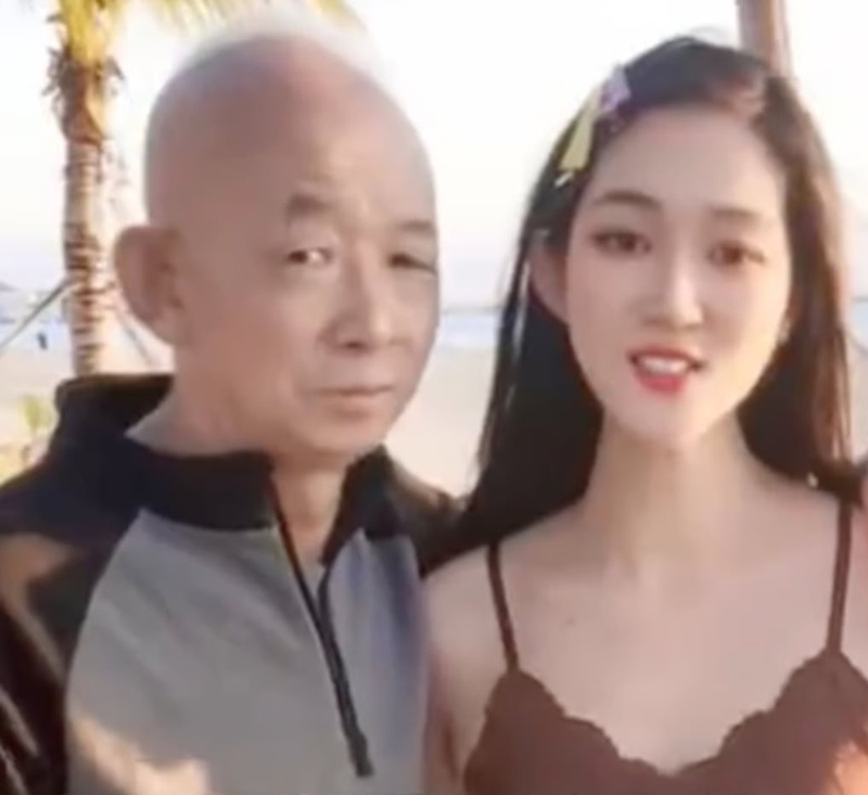 เศรษฐีชาวจีนยกสมบัติกว่าพันล้านให้ภรรยาสาว 