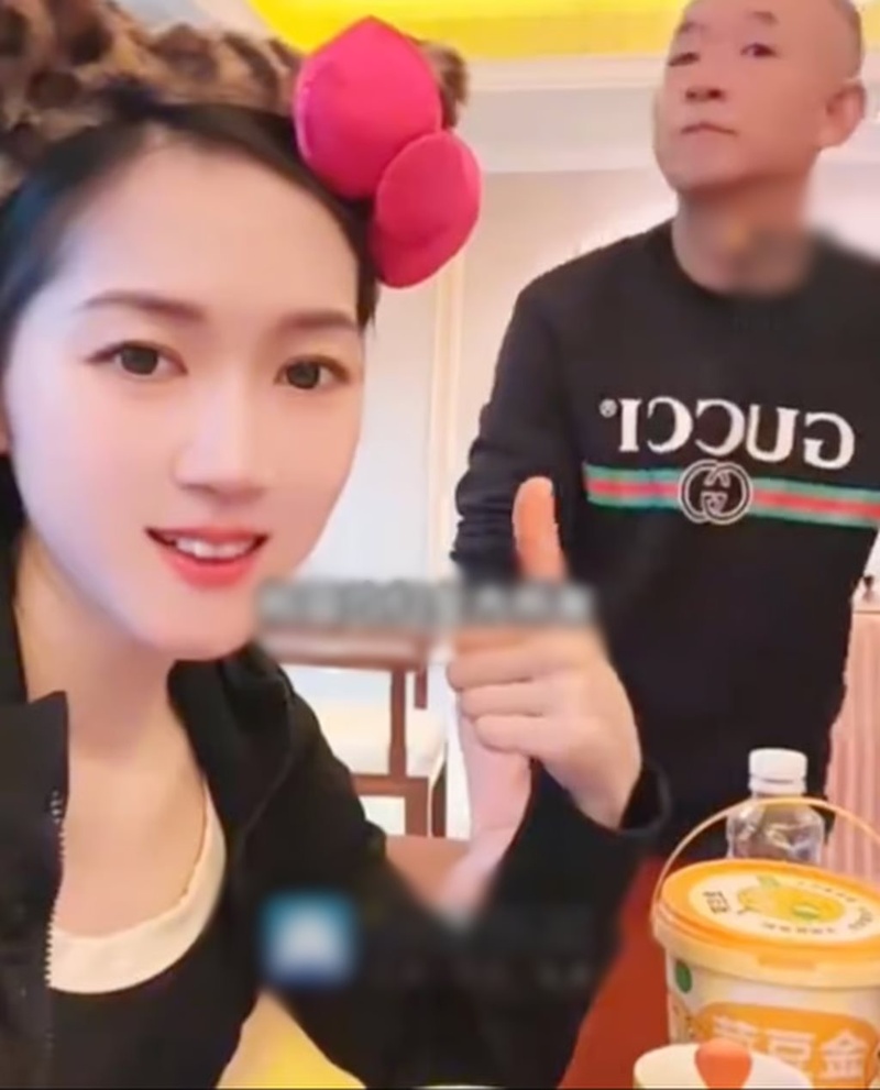 เศรษฐีชาวจีนยกสมบัติกว่าพันล้านให้ภรรยาสาว 