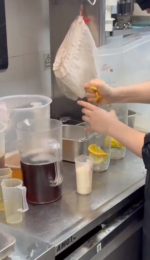 พนักงานร้านชงชาด้วยมือเปล่า