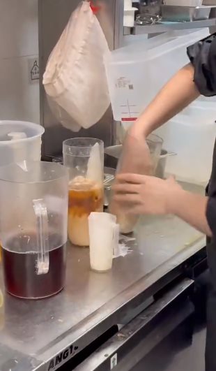 พนักงานร้านชงชาด้วยมือเปล่า