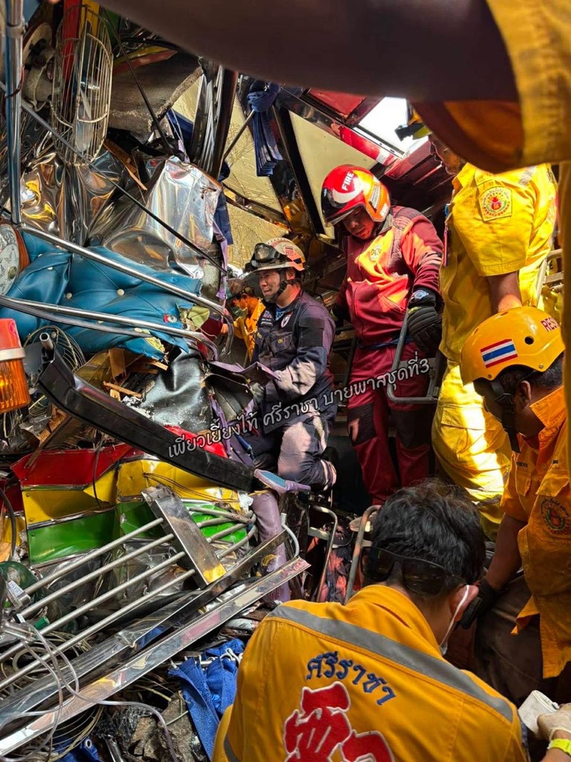 รถบัสพลิกคว่ำ