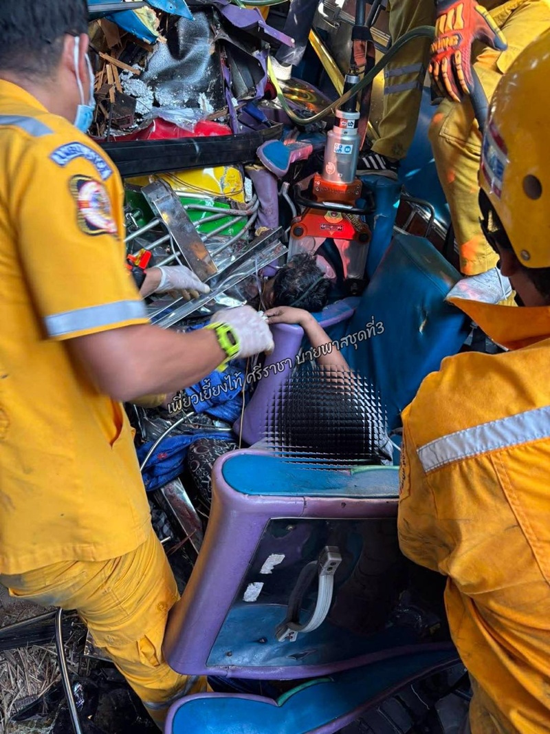 รถบัสพลิกคว่ำ