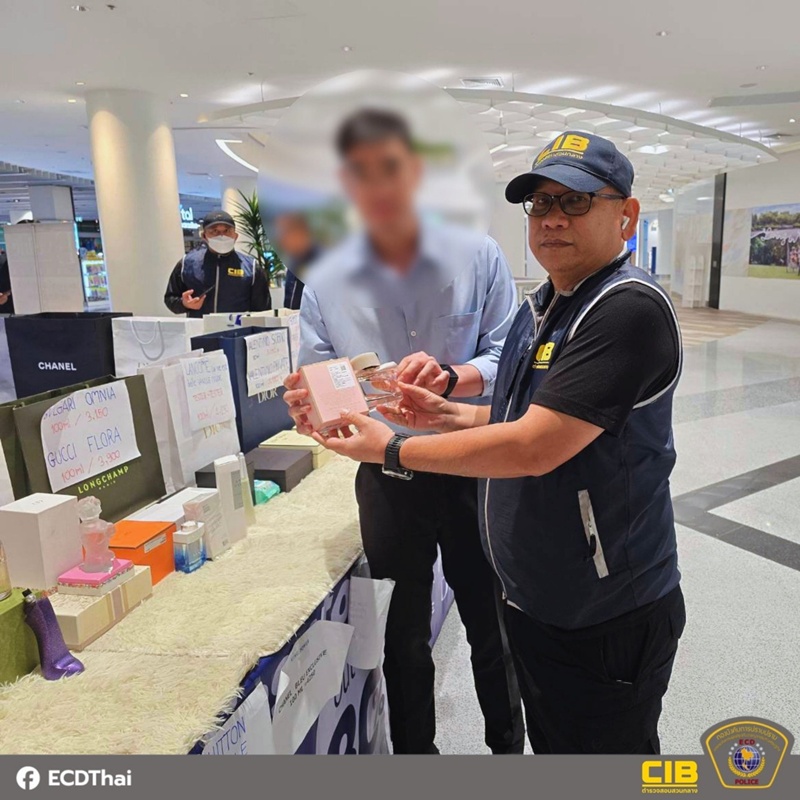 ร้านน้ำหอมหรู กลางห้างดัง