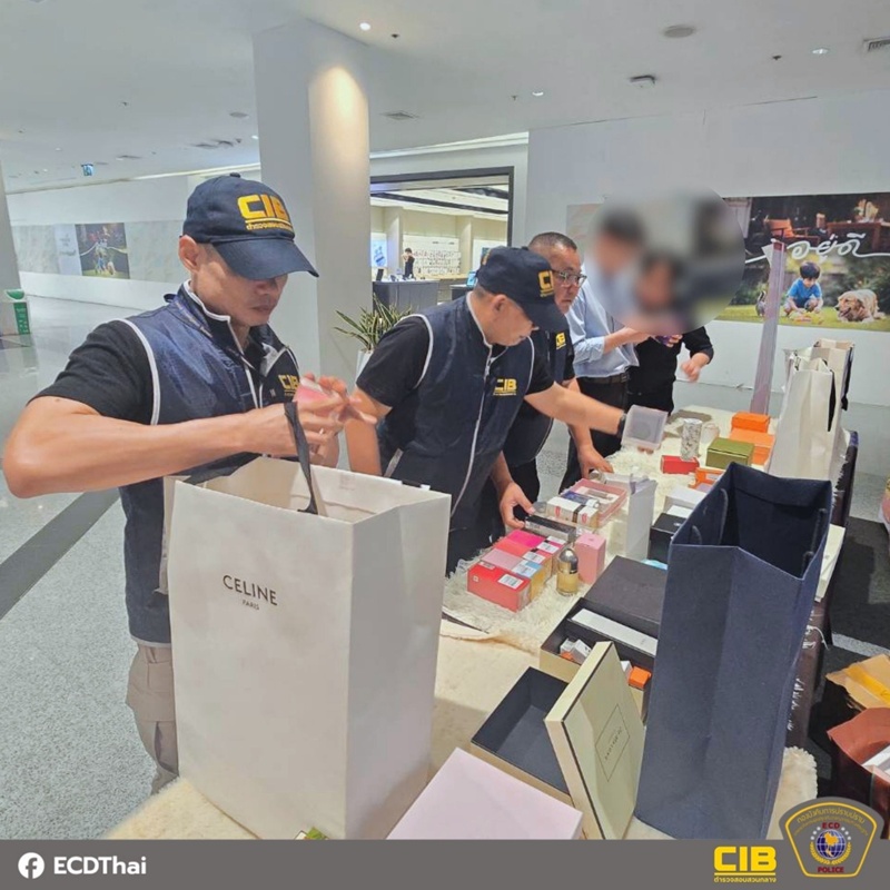 ร้านน้ำหอมหรู กลางห้างดัง