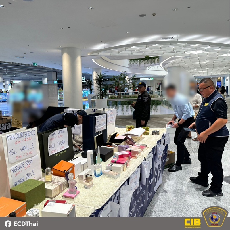 ร้านน้ำหอมหรู กลางห้างดัง