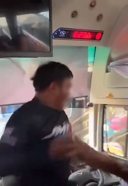 รถทัวร์ต่อยคนขับรถบัส