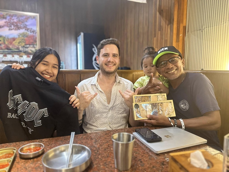 จอน เอลรอน เนเน่ รอยัล